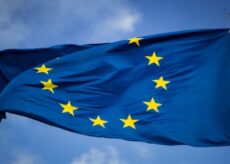 blue and yellow star flag - Flag of the European Union in front of the EU-Parliament in Brussels, Belgium, tags: sur les systèmes - unsplash